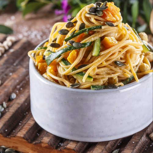 Massa com abóbora e grão em molho tahine