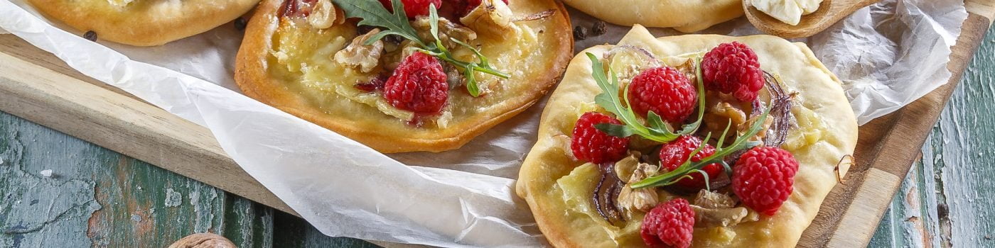 Mini pizzas de brie e framboesas