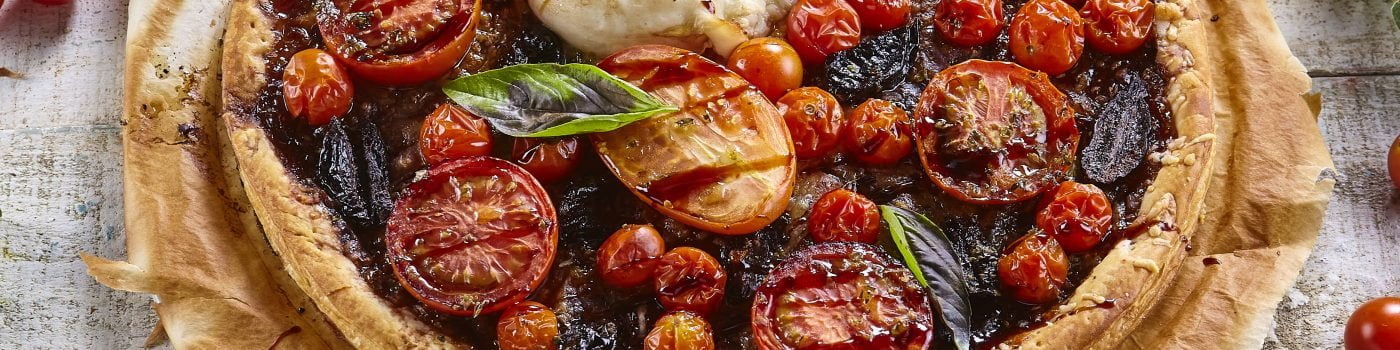 Tarte de tomate assado com ameixas