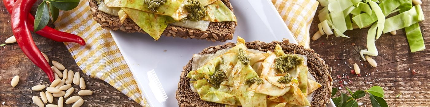 Tostas de couve e pesto
