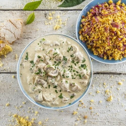 Fricassé de cogumelos com migas de cebola roxa