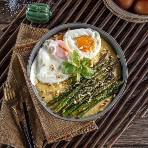 Polenta com espargos e ovo estrelado