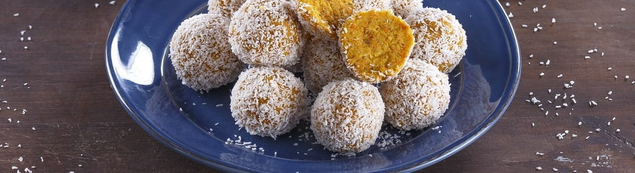 Bolinhas de tâmaras, aveia e amêndoa com coco