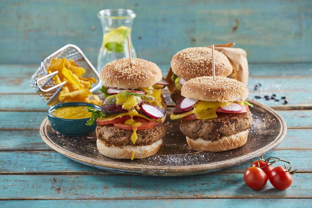 Hambúrguer de feijão com chips de batata-doce @Teleculinária